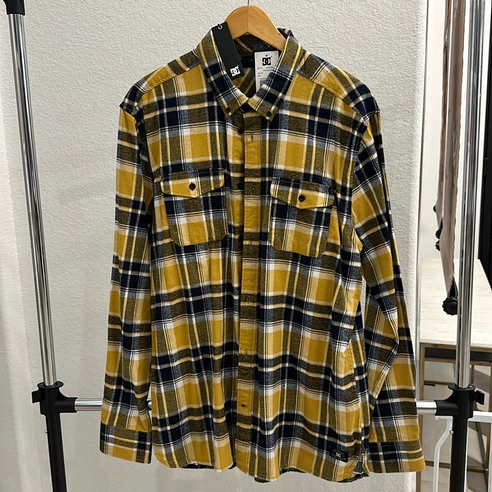DC men’s plaid button up shirt with tags